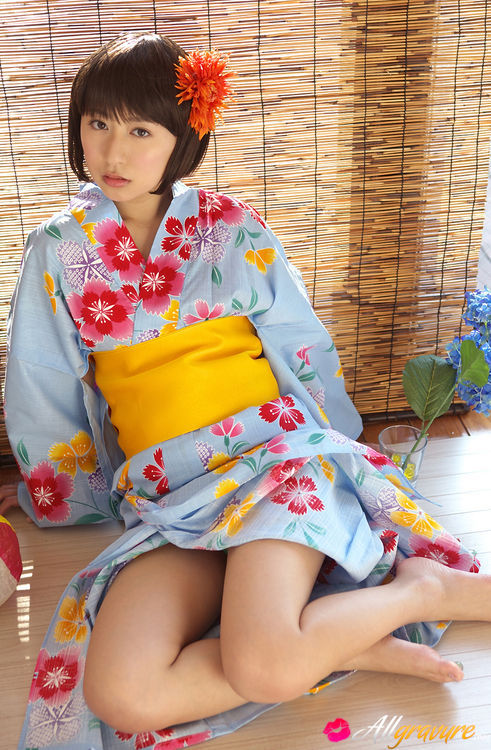 Sexy Japanese Geisha Pussy - Rio Matsushita Asian shows sexy legs under geisha dress outdoor