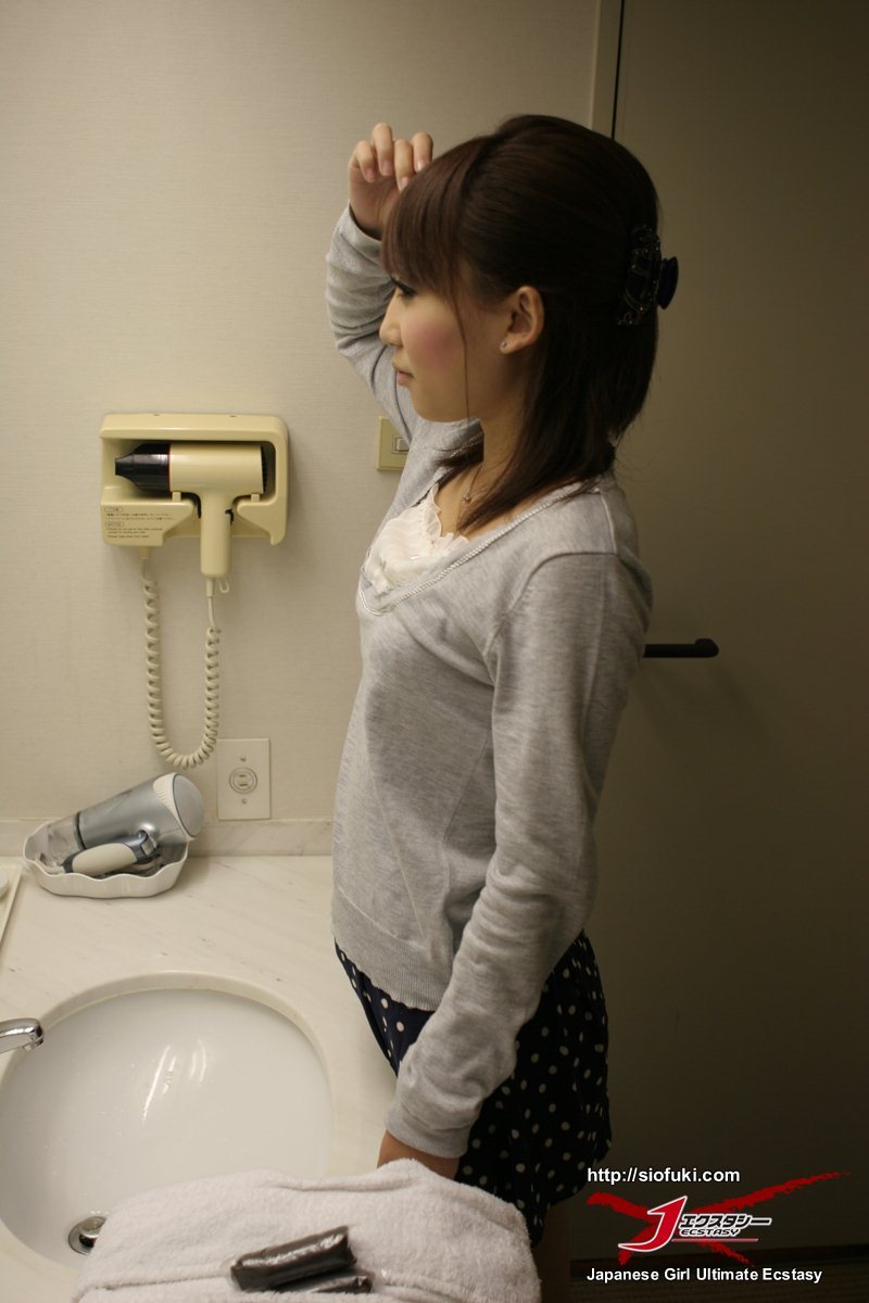 Japanese Toilet Pussy - Cameraman massages wet japanese pussy