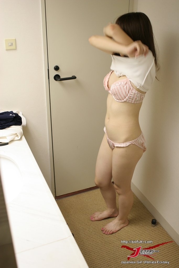 683px x 1024px - Young japanese candid moaning in the massage cabinet